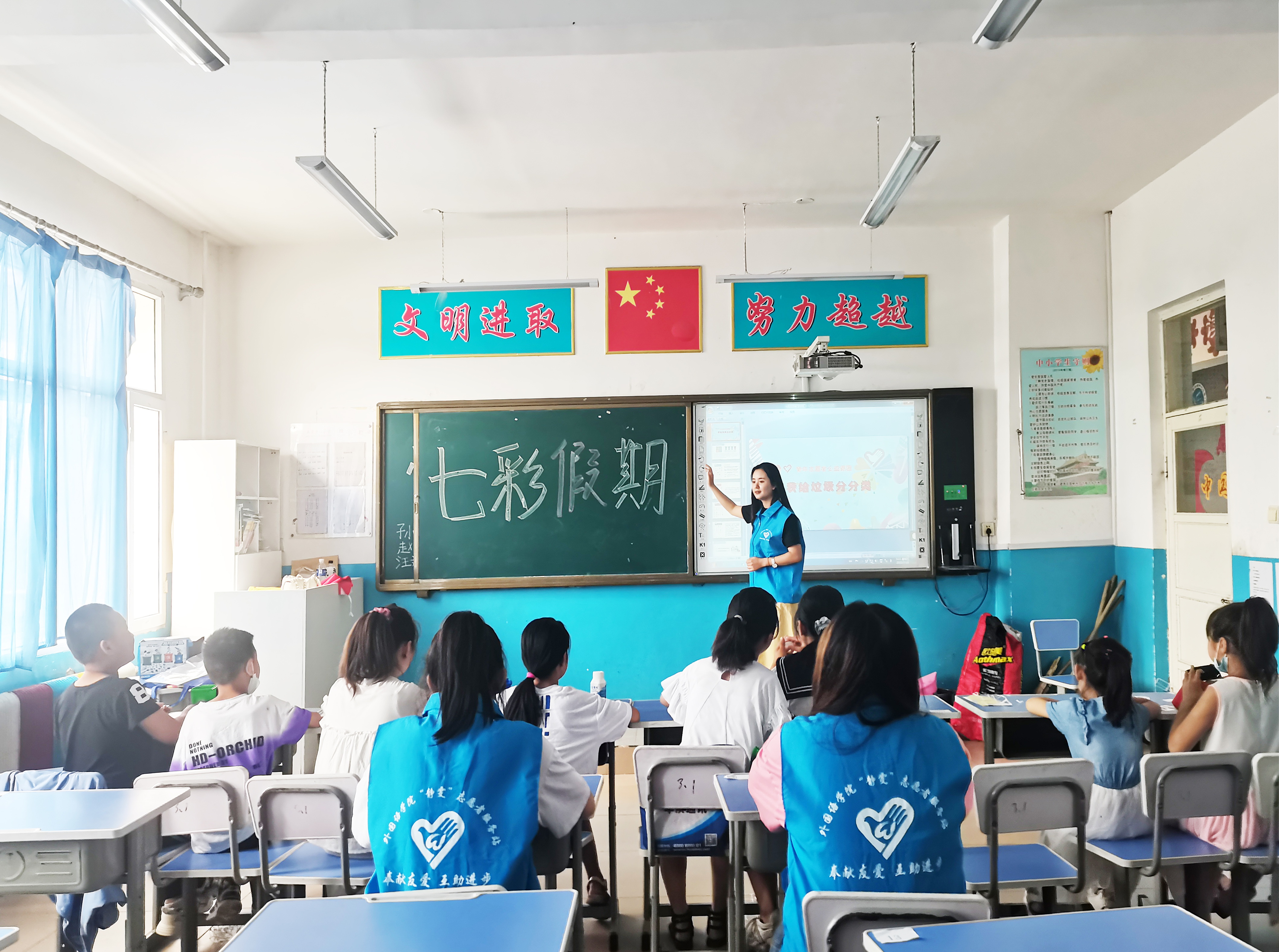 （“靜雯”志愿者服務(wù)站創(chuàng)始人關(guān)靜雯帶領(lǐng)團(tuán)隊(duì)前往海倫開展七彩課堂志愿活動）.jpg