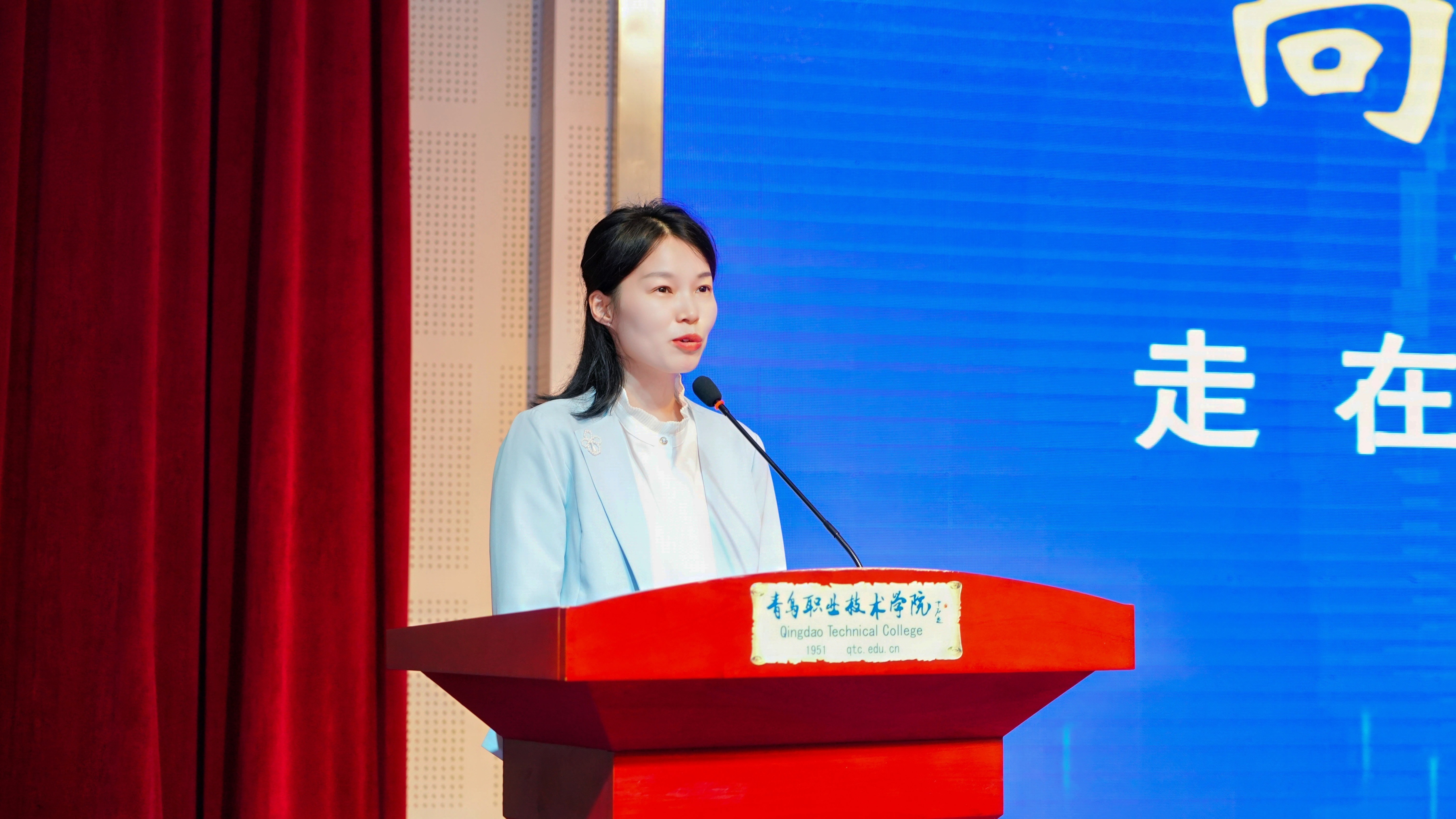 3.青岛西海岸新区工委党校政治经济教研室副主任 蒋玲玲宣讲《从三重维度理解“新质生产力”》.jpg