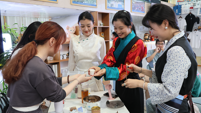 开展“中华优秀传统文化”路演活动
