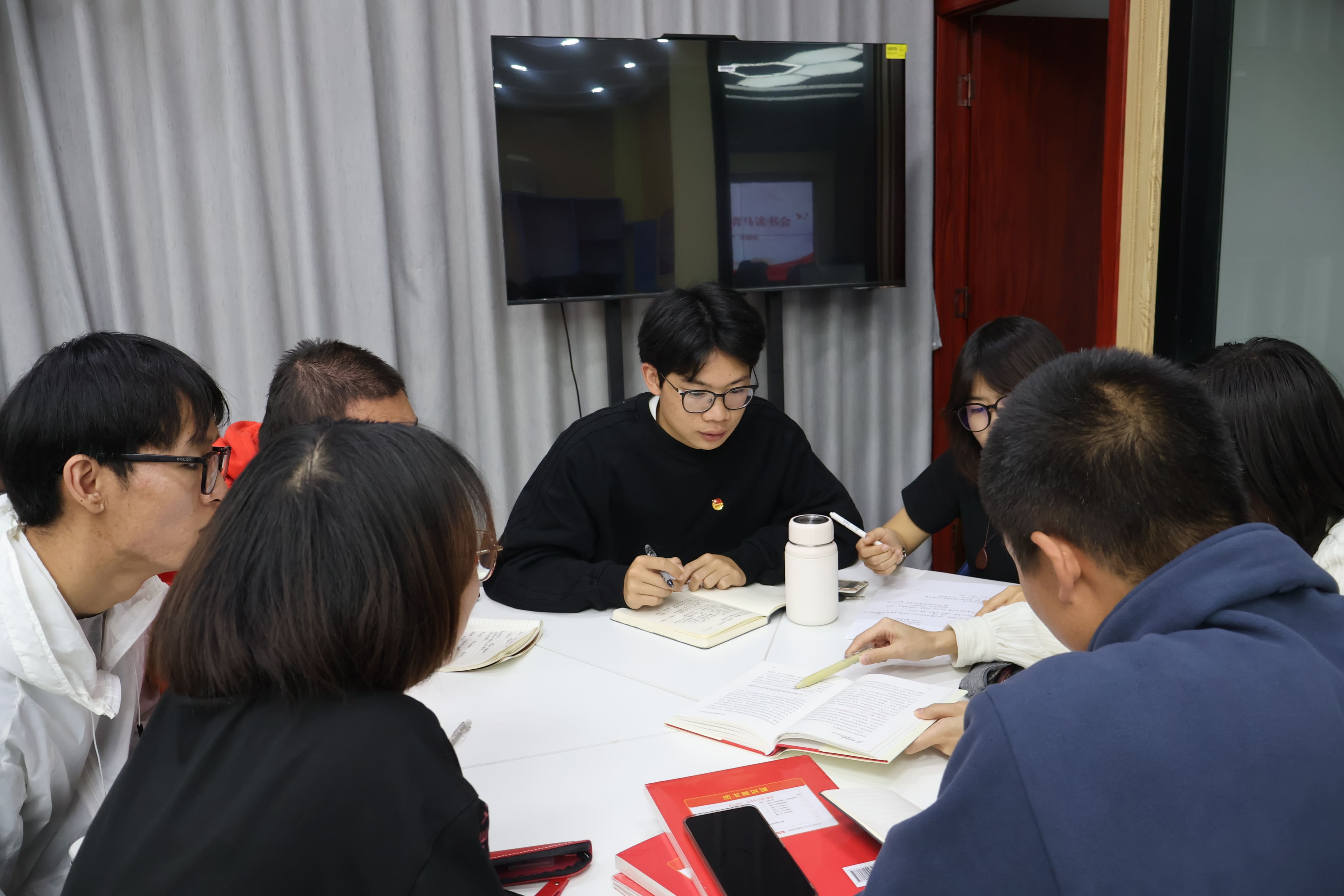 2.云南大学“青马工程”卓越班学员集体阅读《伟大的马克思：做新时代的马克思主义者》一书.jpg