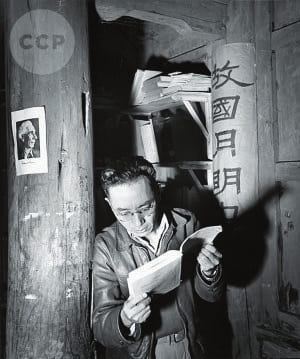 4.抗战时期，执教云大的费孝通在昆明呈贡魁阁夜读.jpg