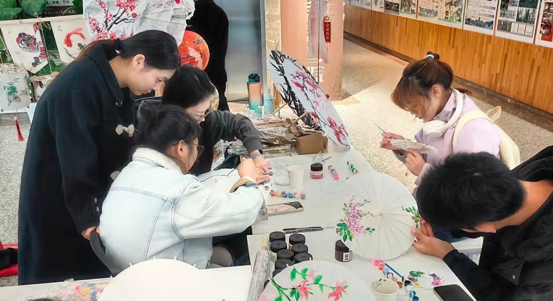 学生社区“非遗工坊”体验非遗创作.jpg