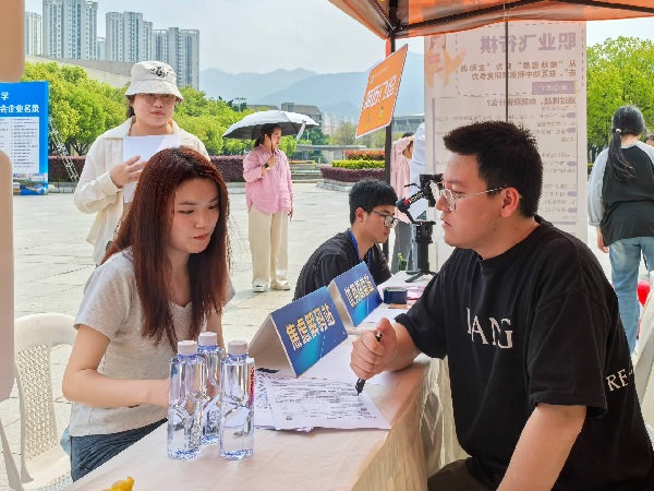 5就业指导之“简历门诊”活动.jpg