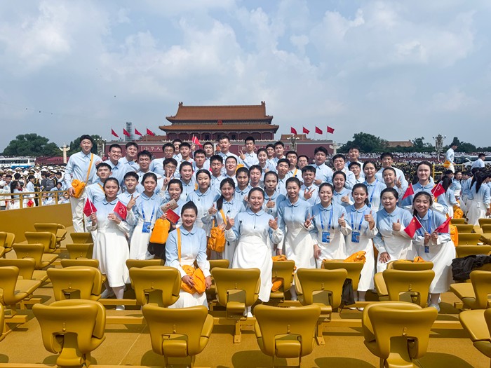 学校213名师生参与中国人民抗日战争暨世界反法西斯战争胜利80周年纪念活动志愿服务和合唱团1 学校213名师生参与中国人民抗日战争暨世界反法西斯战争胜利80周年纪念活动志愿服务和合唱团1