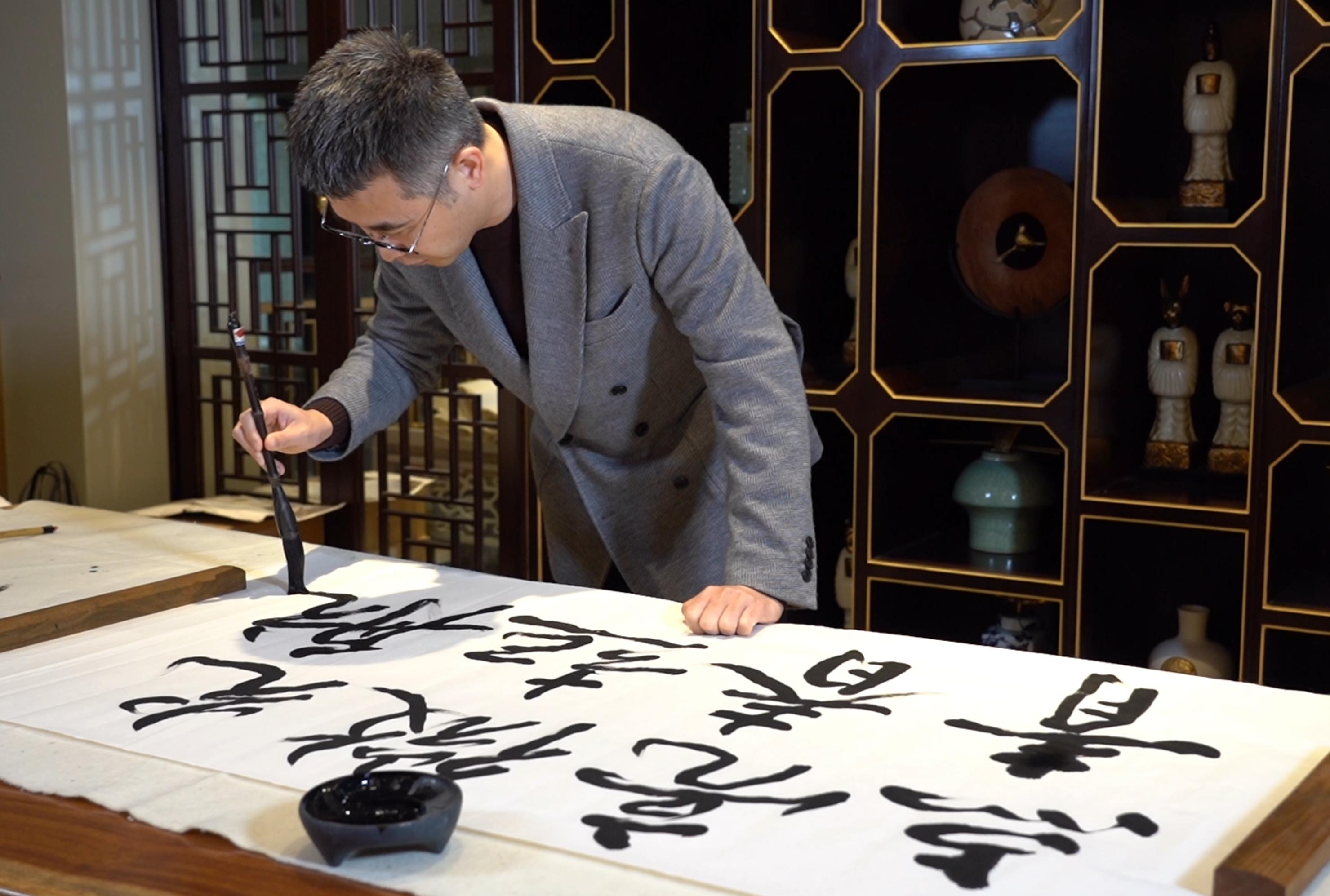 2021年12月,东方剑桥教育集团董事长于越为中心题字“点亮微光 青春起航”.png