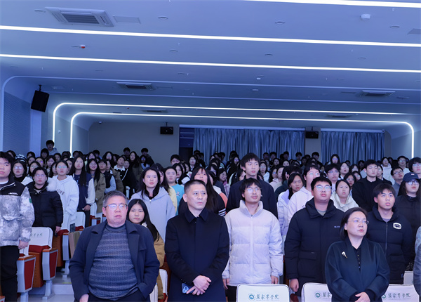 活动现场师生齐唱 陆睿摄.jpg