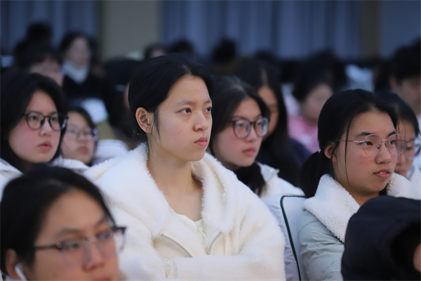 现场师生认真听讲 吴梦灿摄.jpg