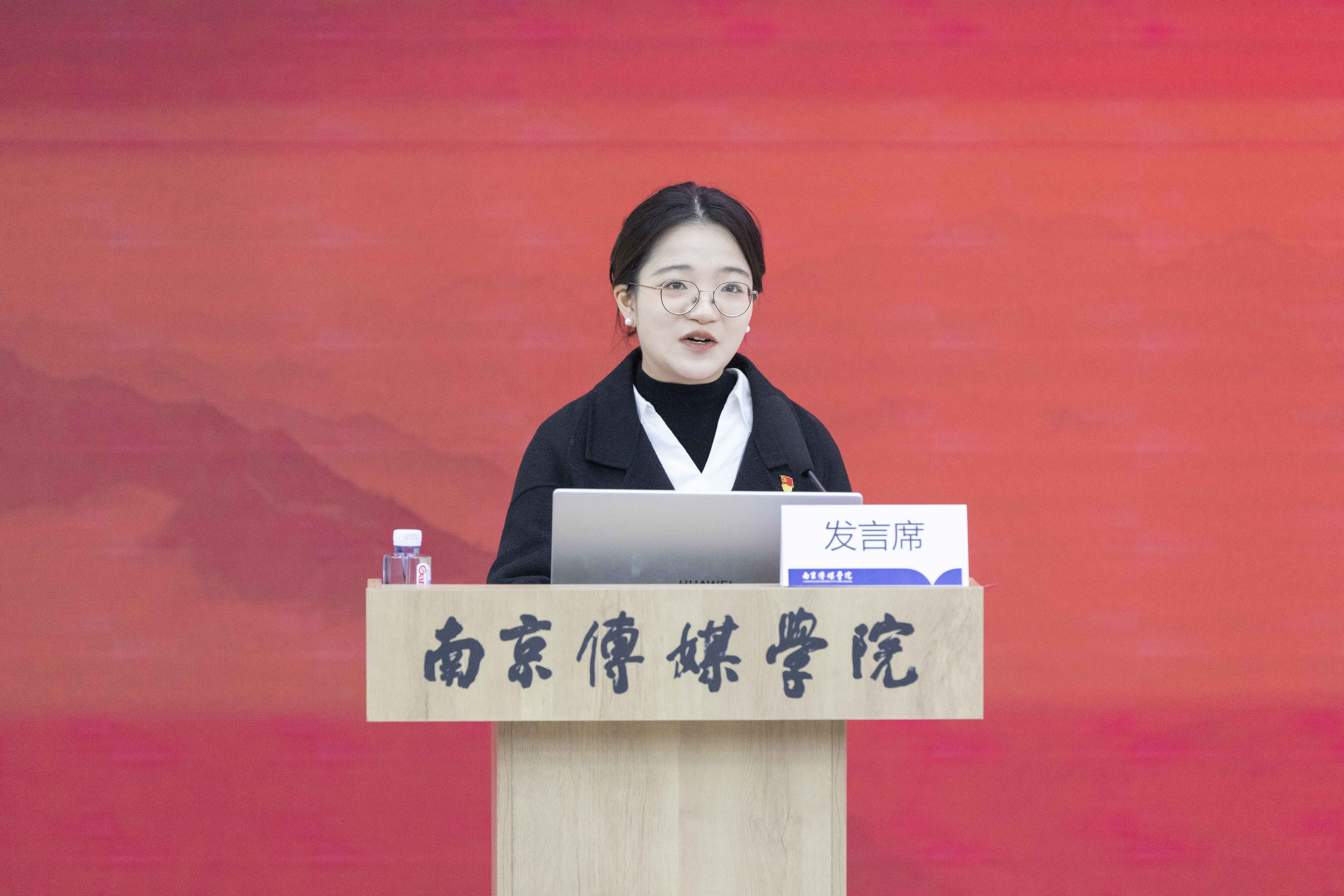 南京传媒学院摄影学院国家奖学金获得者、曙光公益影像工作室负责人吴熠斐作《“坚定信念铸魂脉 敢闯新路拓新途——以井冈山精神育传媒学子影像传薪”》主题宣讲.jpg