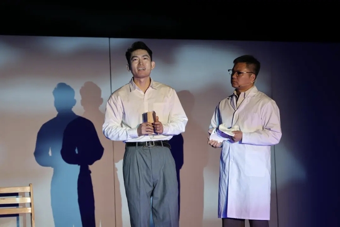 高校｜话剧《创业》首演！内蒙古医科大学用文艺创作赋能思政教育相关图片