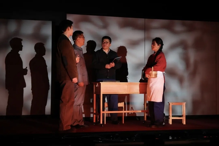 高校｜话剧《创业》首演！内蒙古医科大学用文艺创作赋能思政教育相关图片
