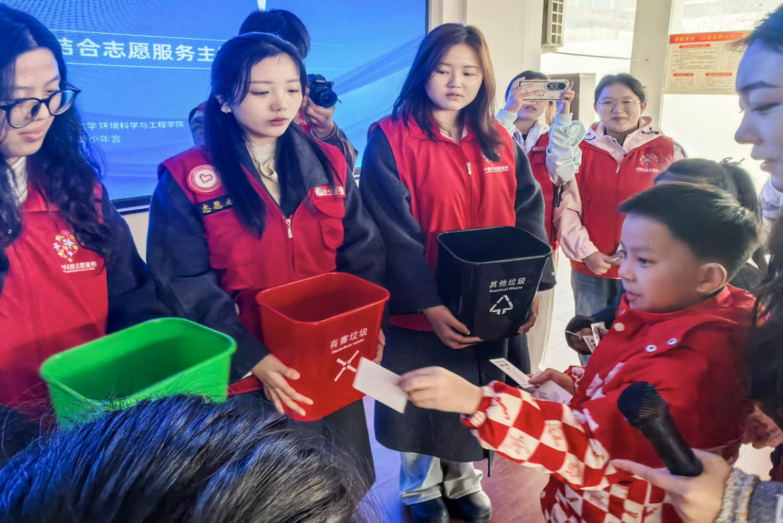 科技志愿服务队到科技馆开展“绿色课堂”.png
