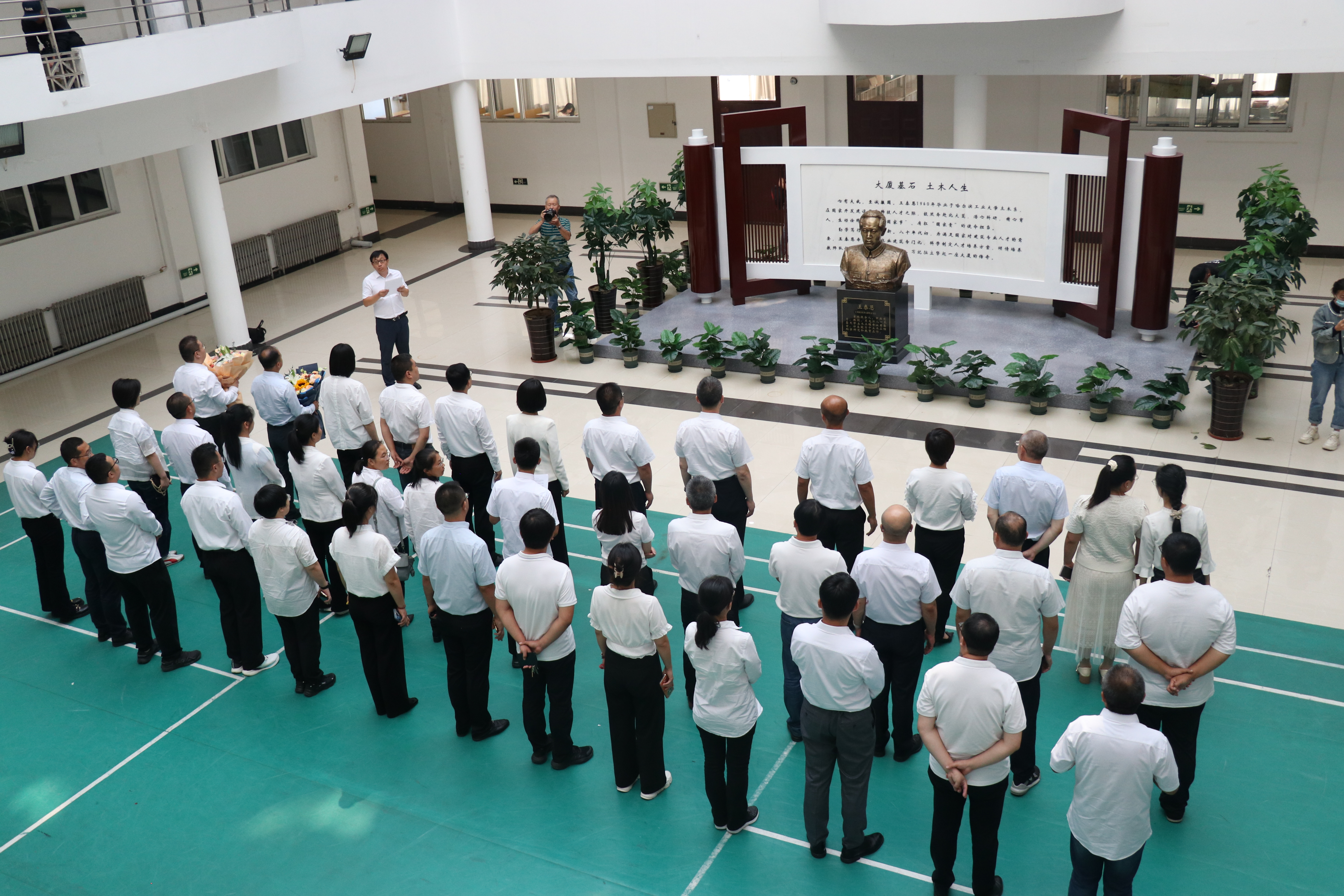 1.1 2024年7月,土木水利学院举办王泰恩教授塑像揭幕仪式.JPG