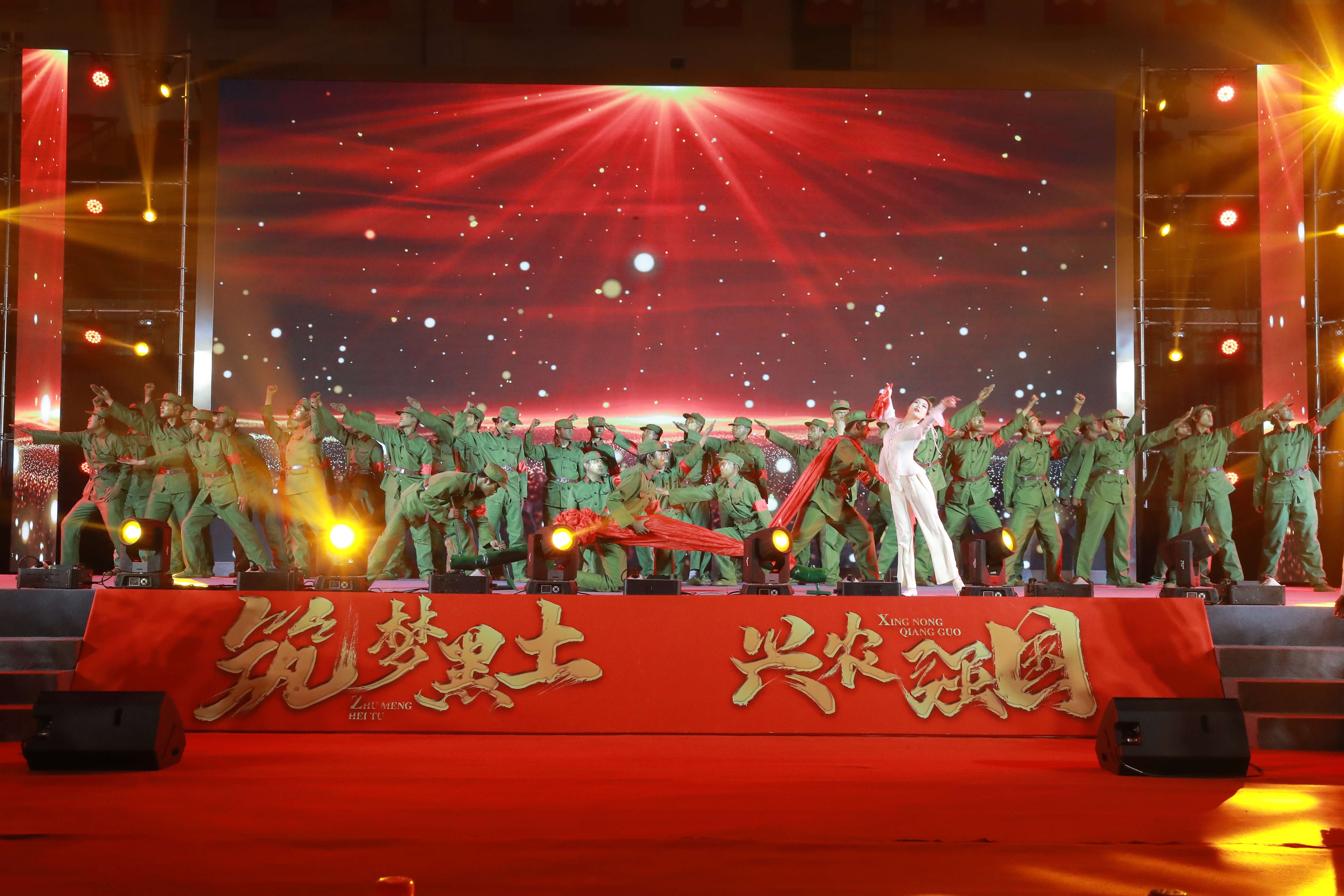 2.校庆文艺演出 音舞诗画《追寻》.JPG