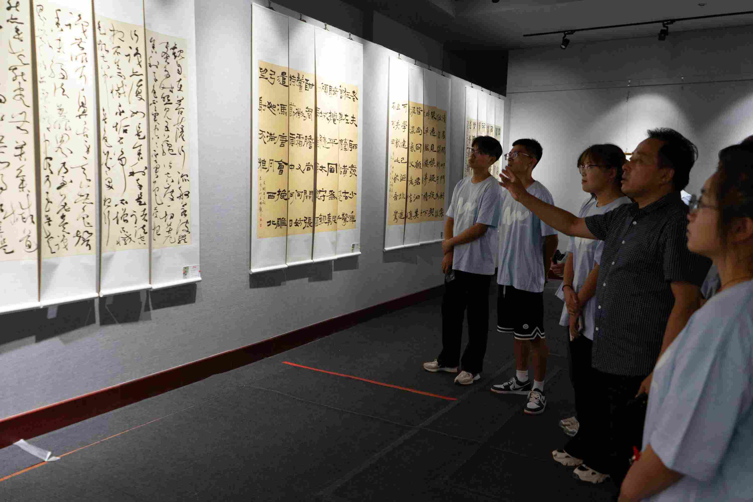 6.美育教师带领学生参观书画作品展.jpg