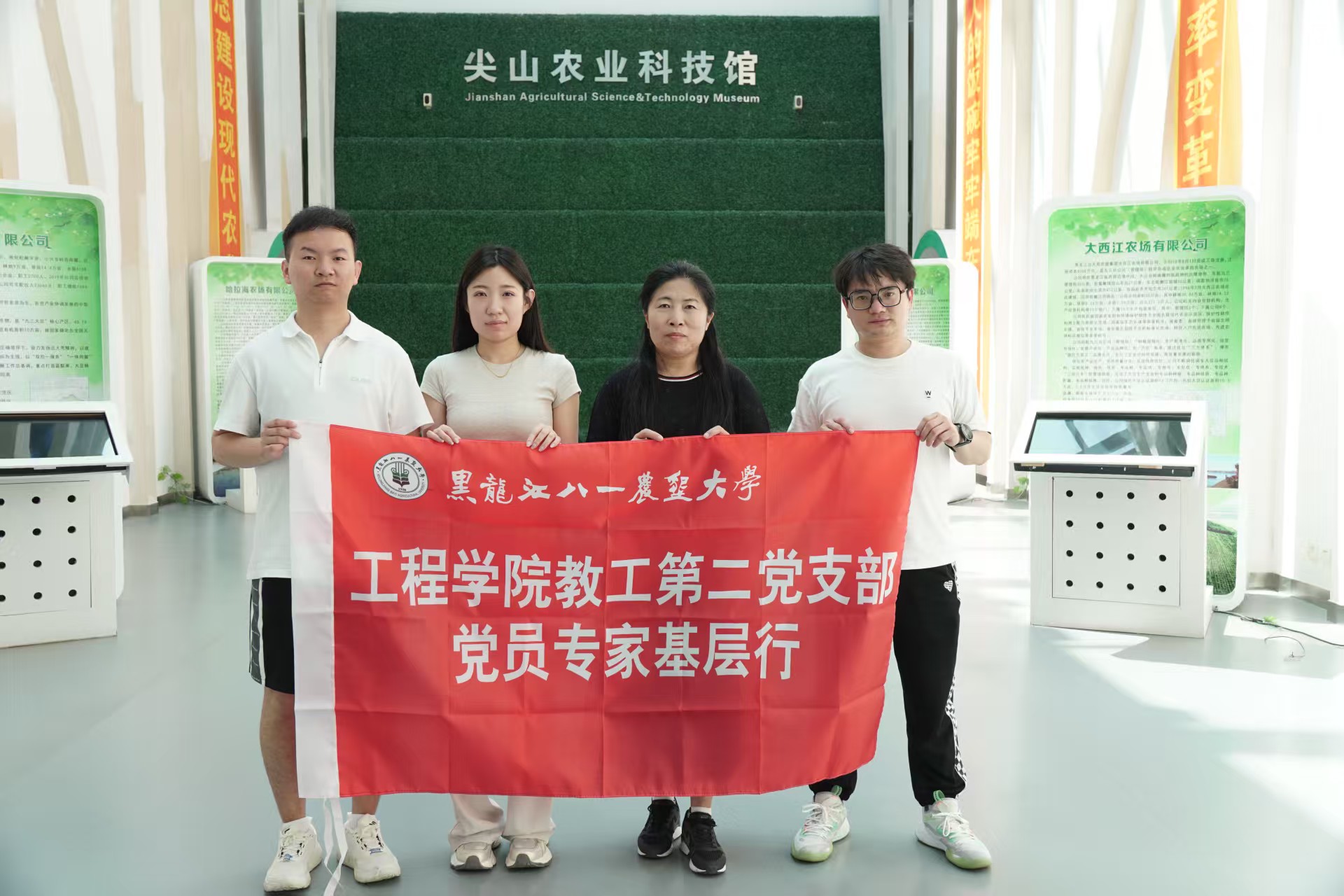 圖15支部黨員專家基層行活動(dòng).jpg