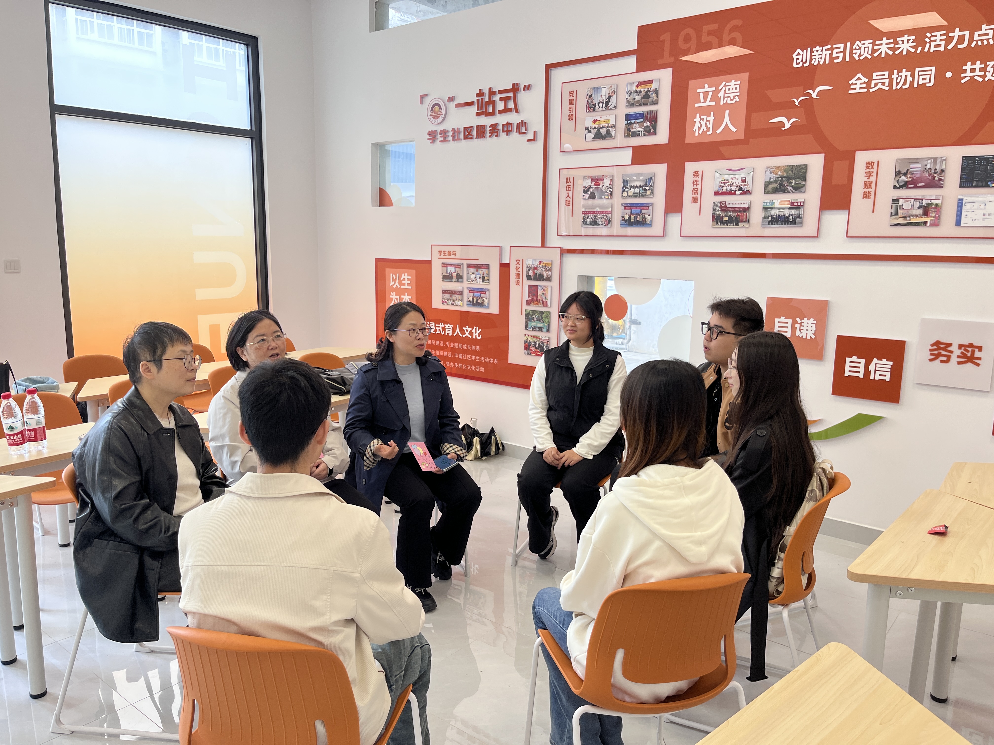 社工老师在督导.jpg