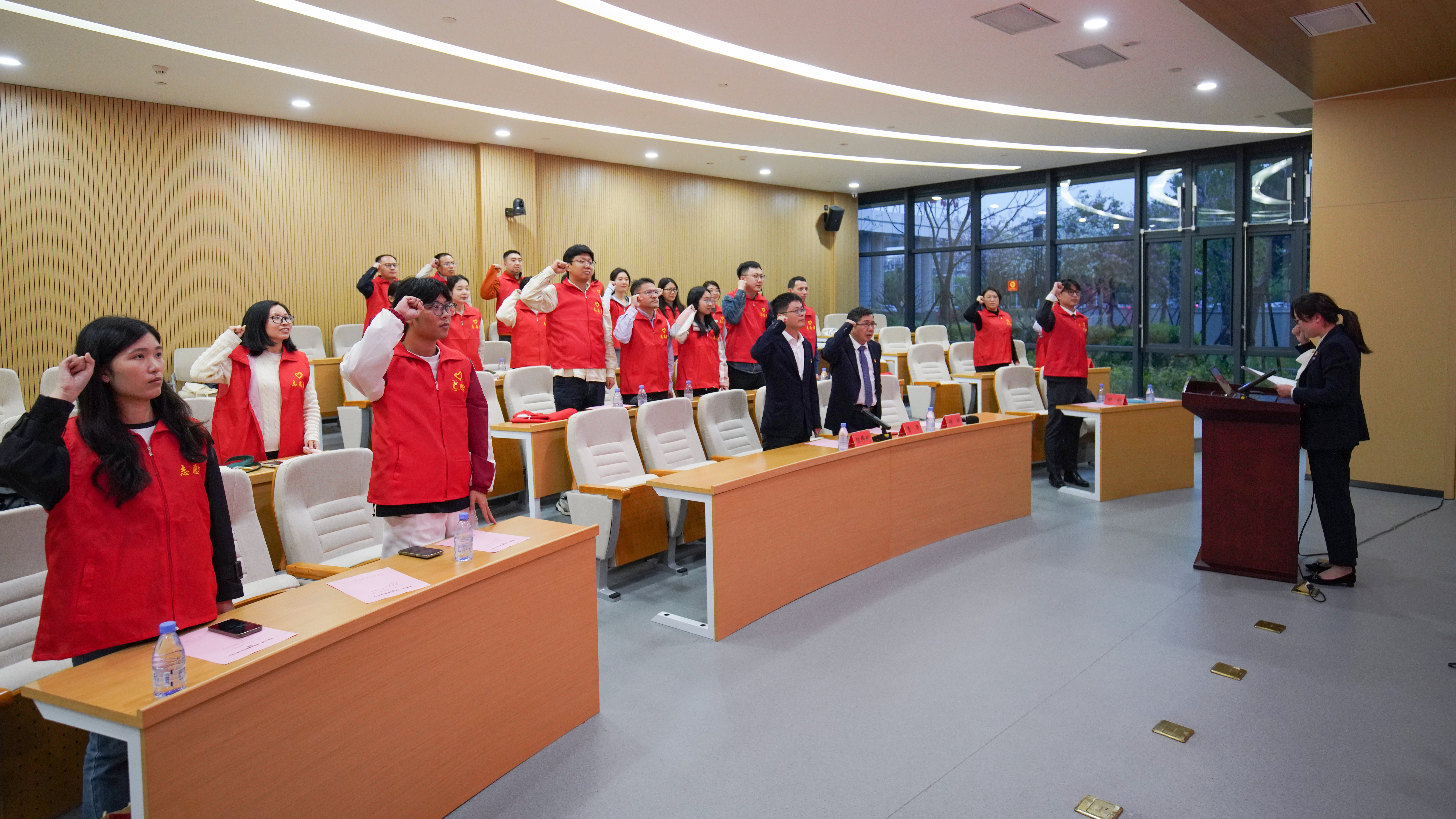 医学院教工党支部全体党员宣誓加入“医路先锋”党员志愿服务队.jpg