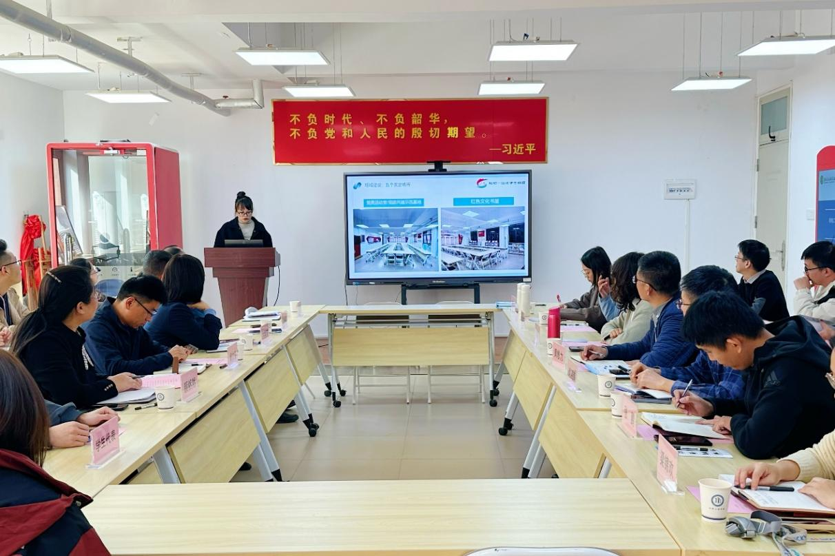 分管校領(lǐng)導(dǎo)現(xiàn)場指導(dǎo)師生在“一站式”學(xué)生社區(qū)的科創(chuàng)實(shí)踐.png