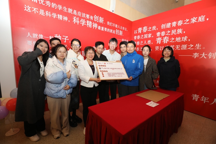 2 党委书记雷涯邻参加主题党日活动 2 党委书记雷涯邻参加主题党日活动