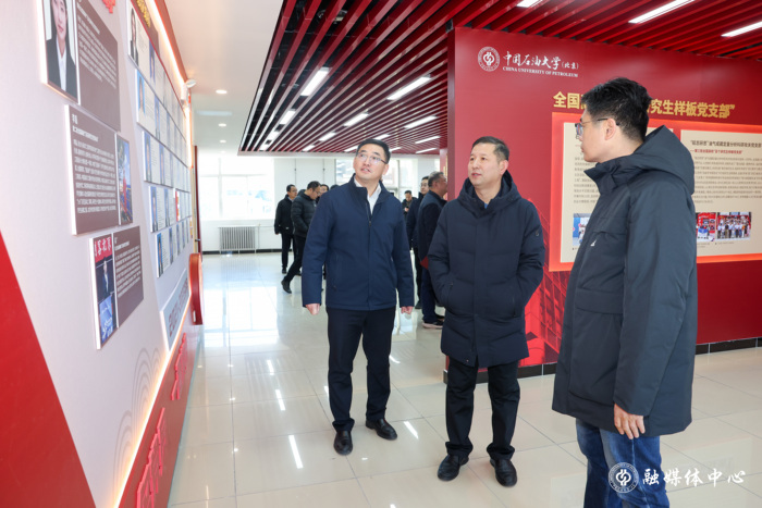 图2：校领导深入社区考察