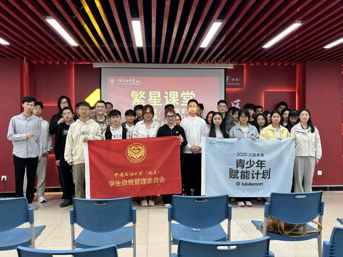 图3：在社区开展繁星课堂公益课-国学知识