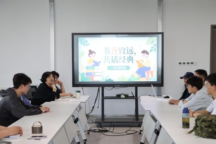 图3读书沙龙活动 图3读书沙龙活动