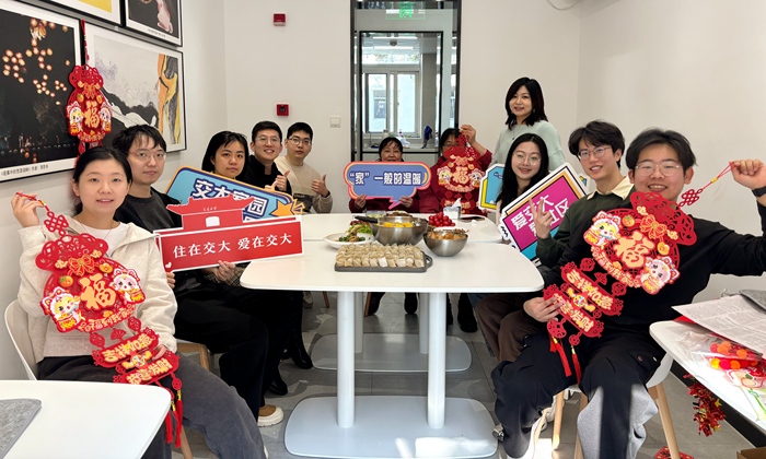 4宿管阿姨在学生社区共享厨房开展厨艺课堂