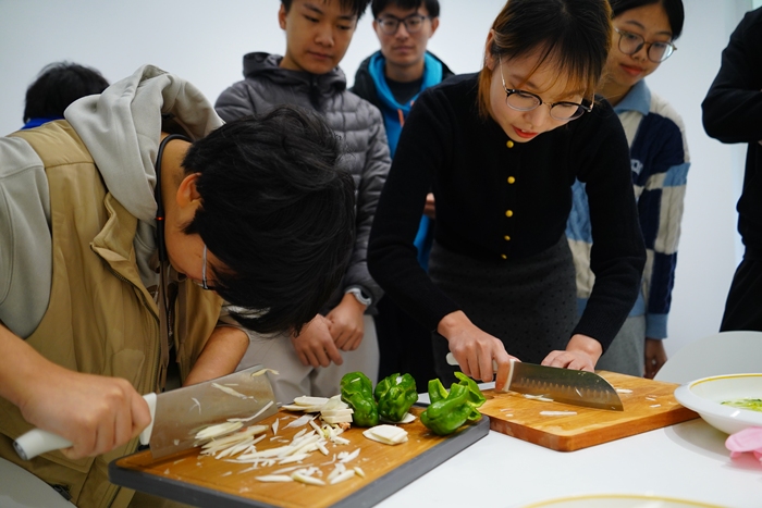 5同学在共享厨房体验烹饪乐趣