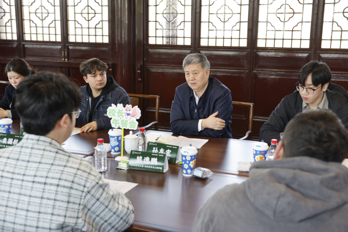 3.校长孙友宏深入学生社区开展校长午餐会