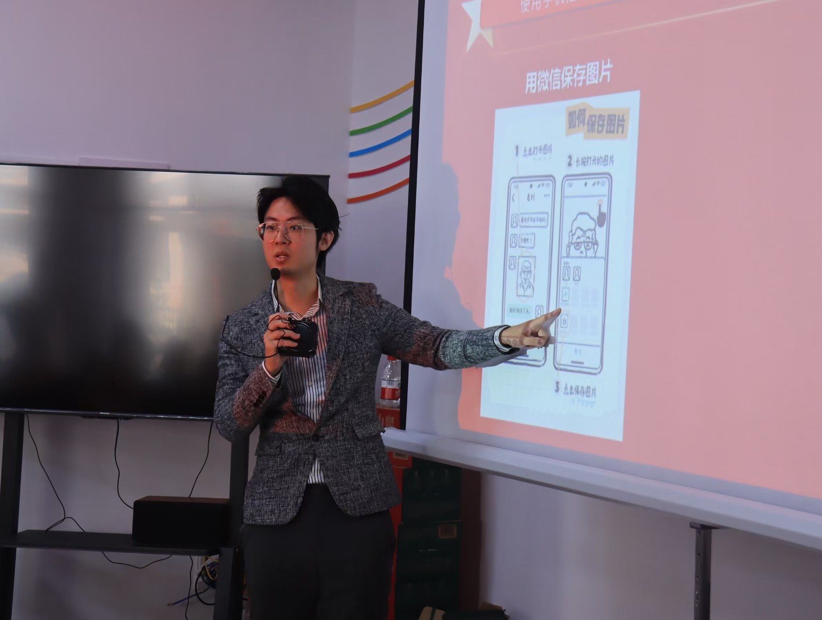 专业教师教老年人如何使用手机微信