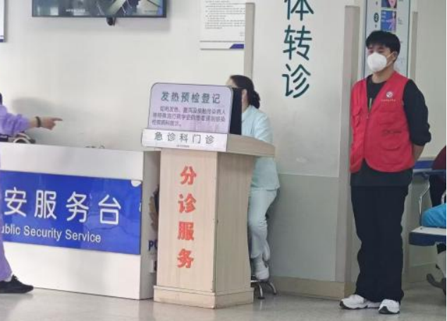 新“质”青年行⑥党旗飘扬映初心志愿服务展风采——机电工程学院新质青年“红旗班”开展济医附院志愿行321