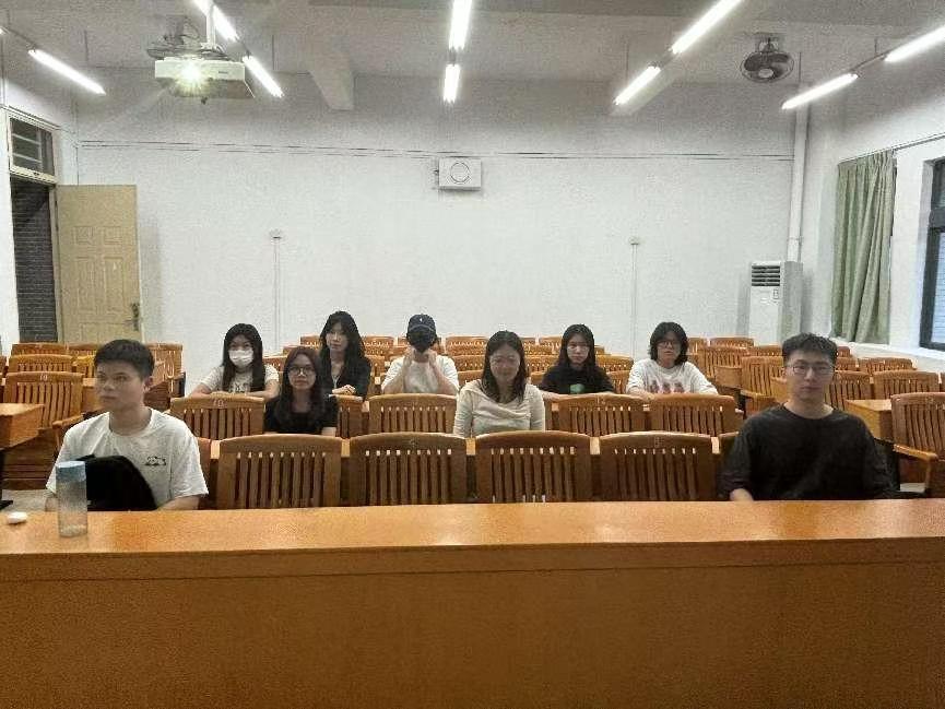 图11：全体同志合影留念
