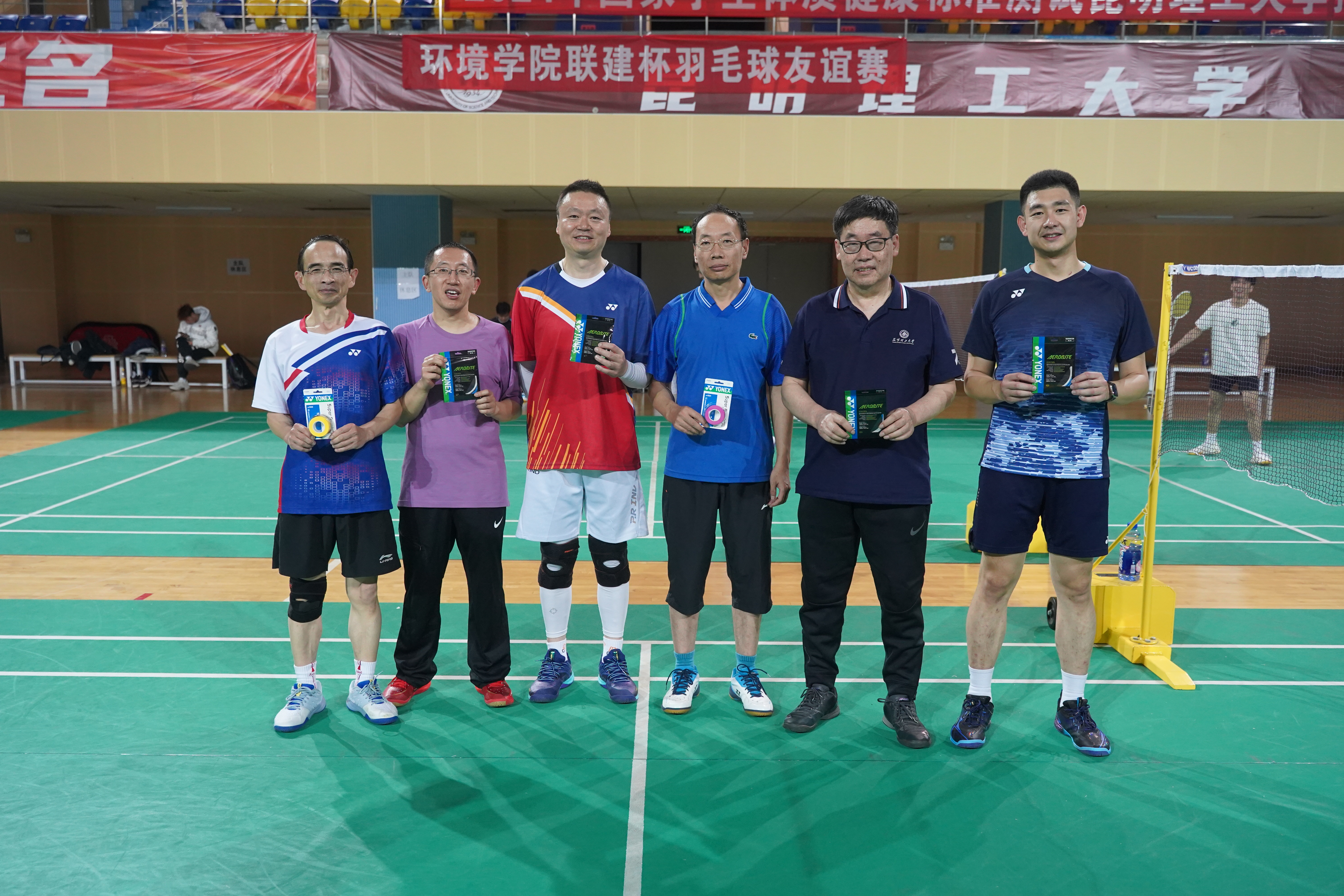 男双前三名合影