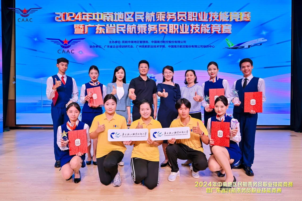 指导老师与获奖学生合影