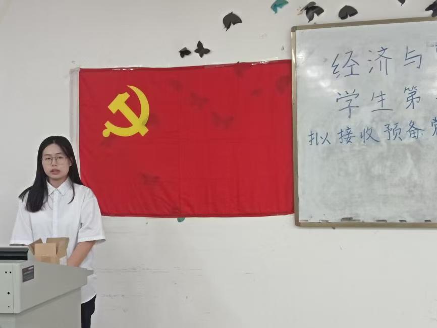 图7：袁舒晴同志进行个人汇报
