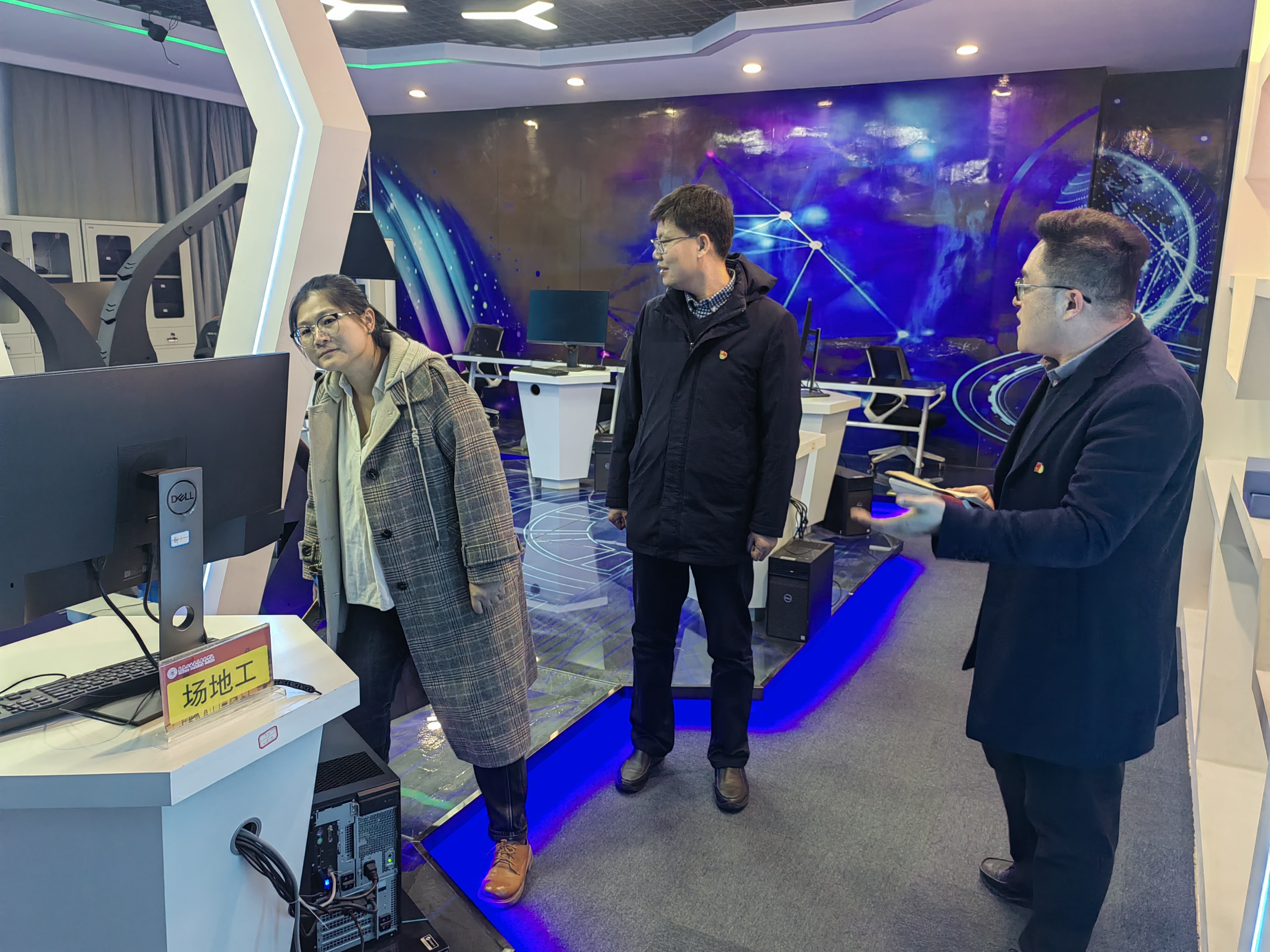 图2-参观石油工程系实训平台