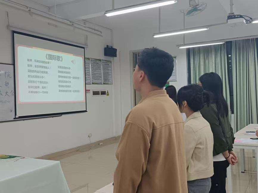 图1：奏唱《国际歌》