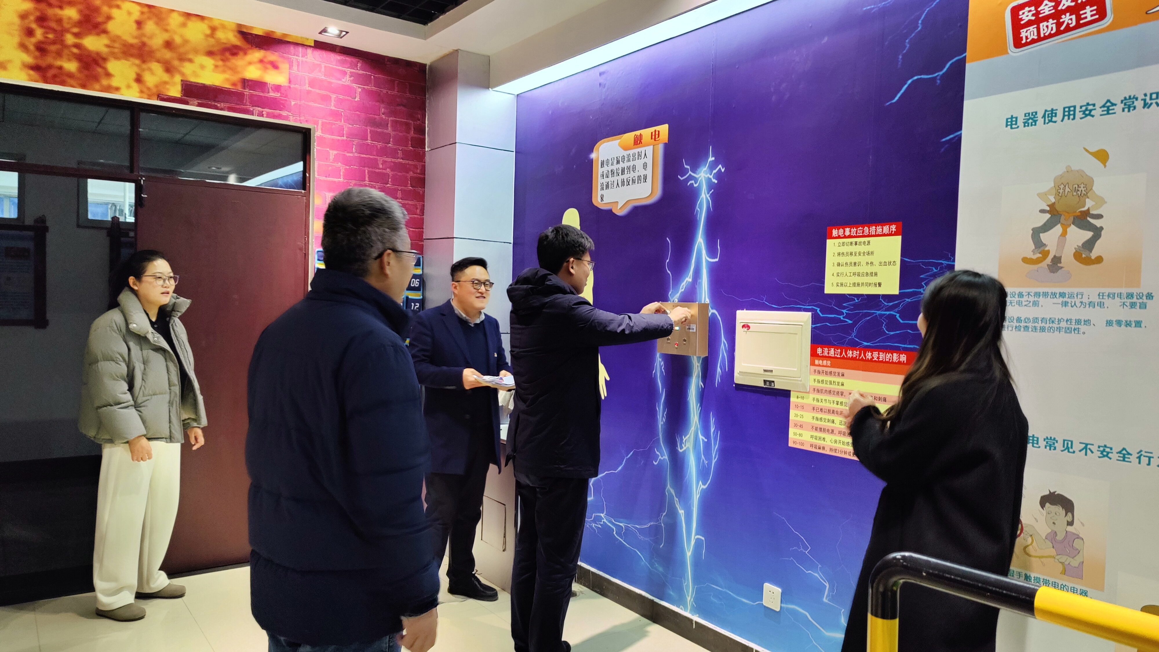 图2-参观石油工程系实训平台-2