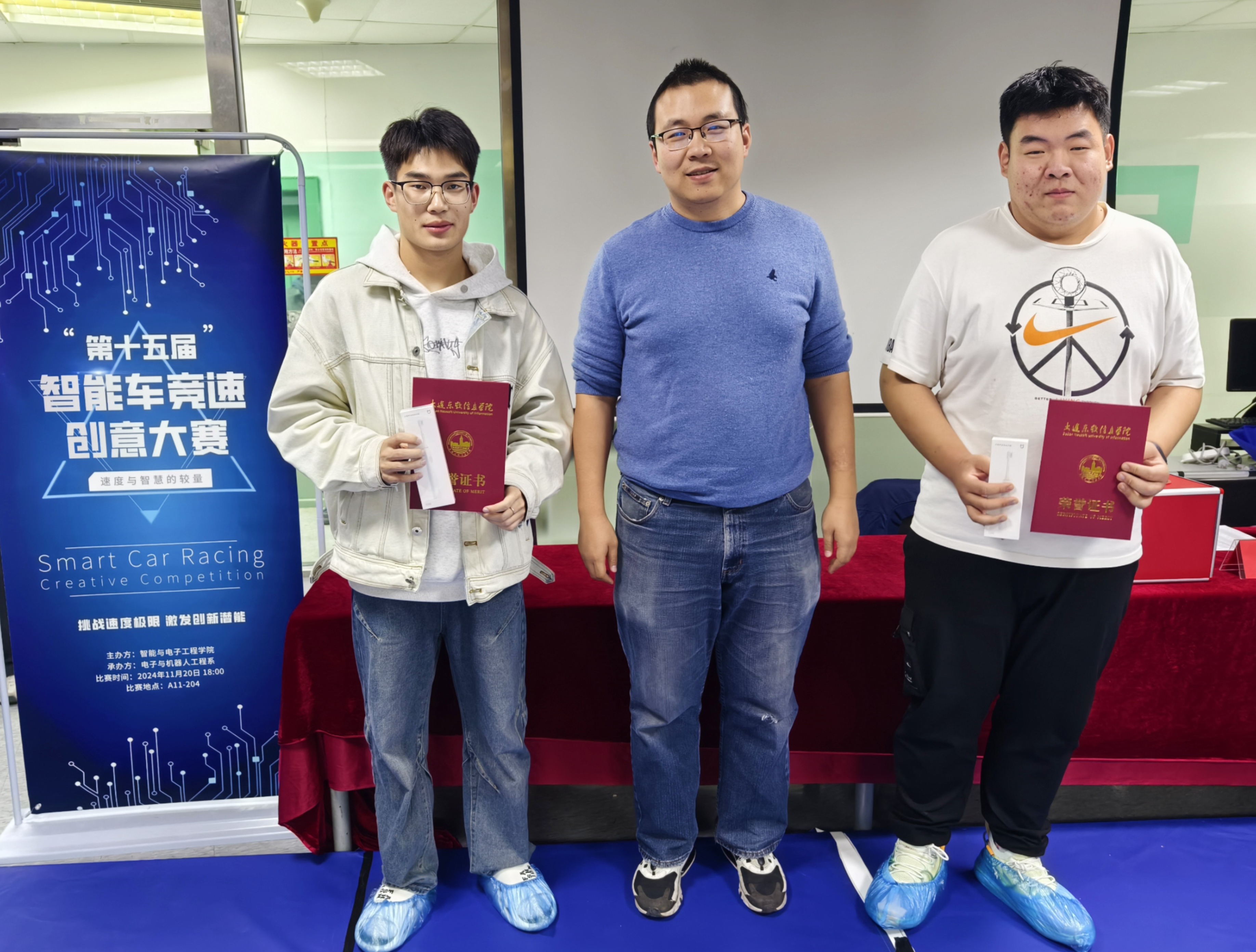 颁奖 二等奖小组代表领奖 颁奖 二等奖小组代表领奖