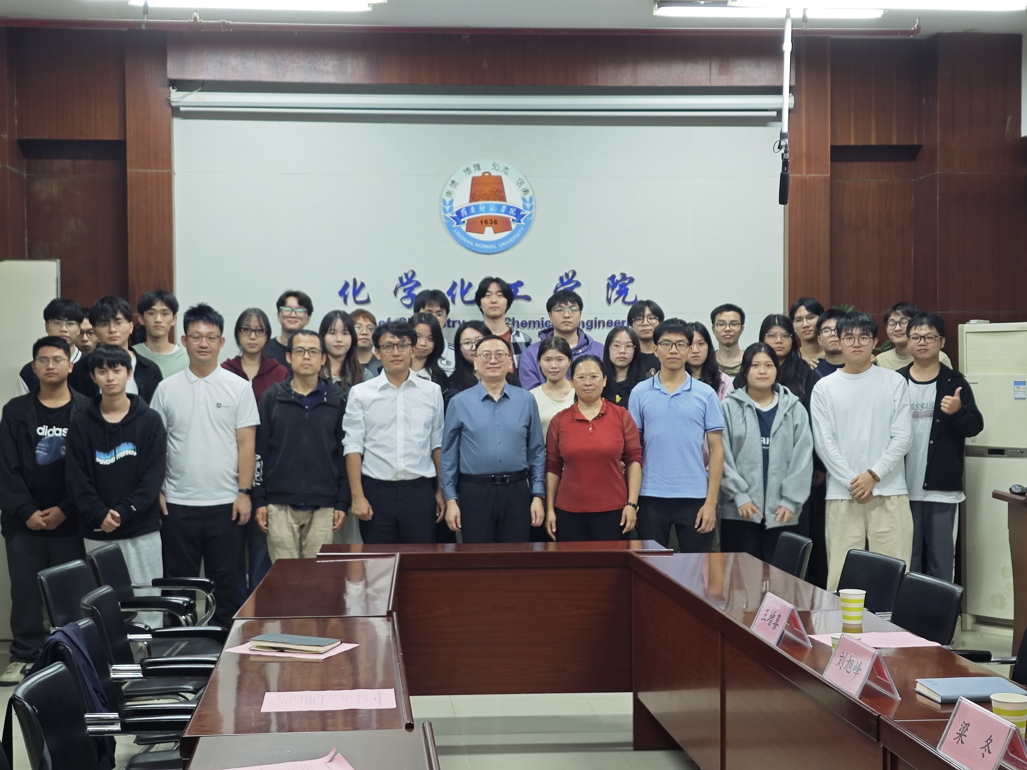 32-座谈会合照