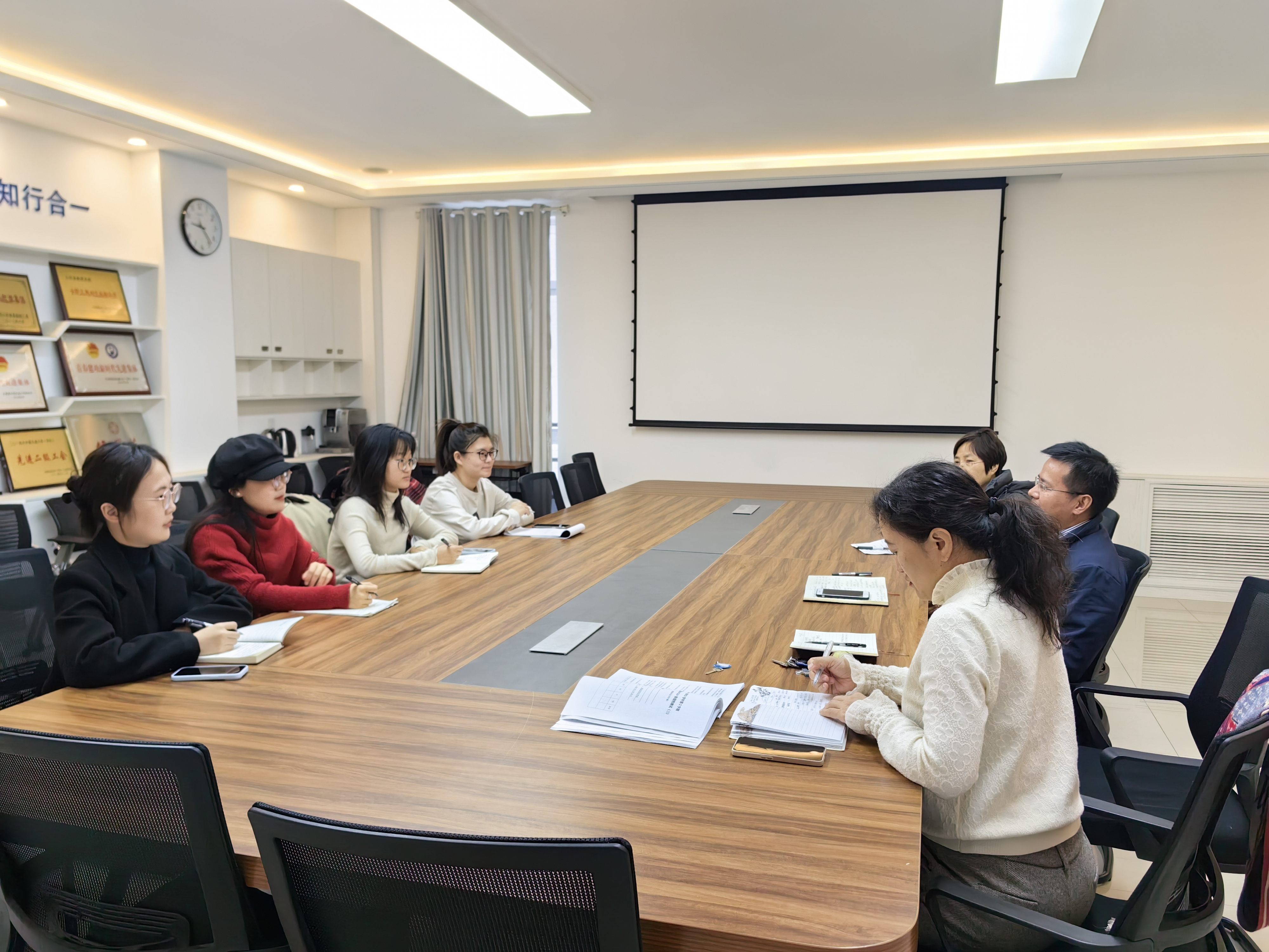 书记与支委在一起 书记与支委在一起