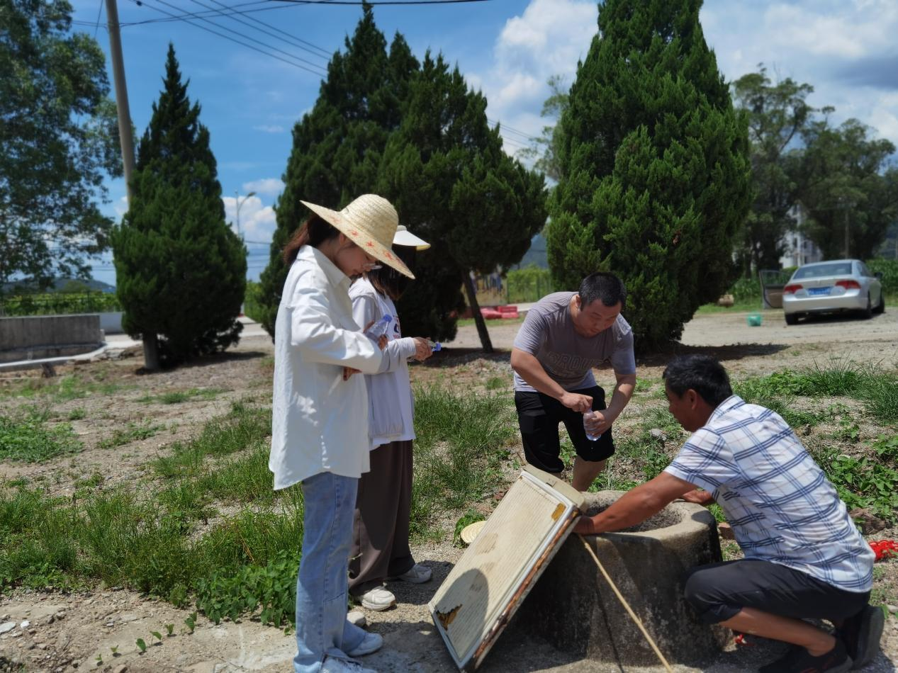 图为师生实地监测水质现场。