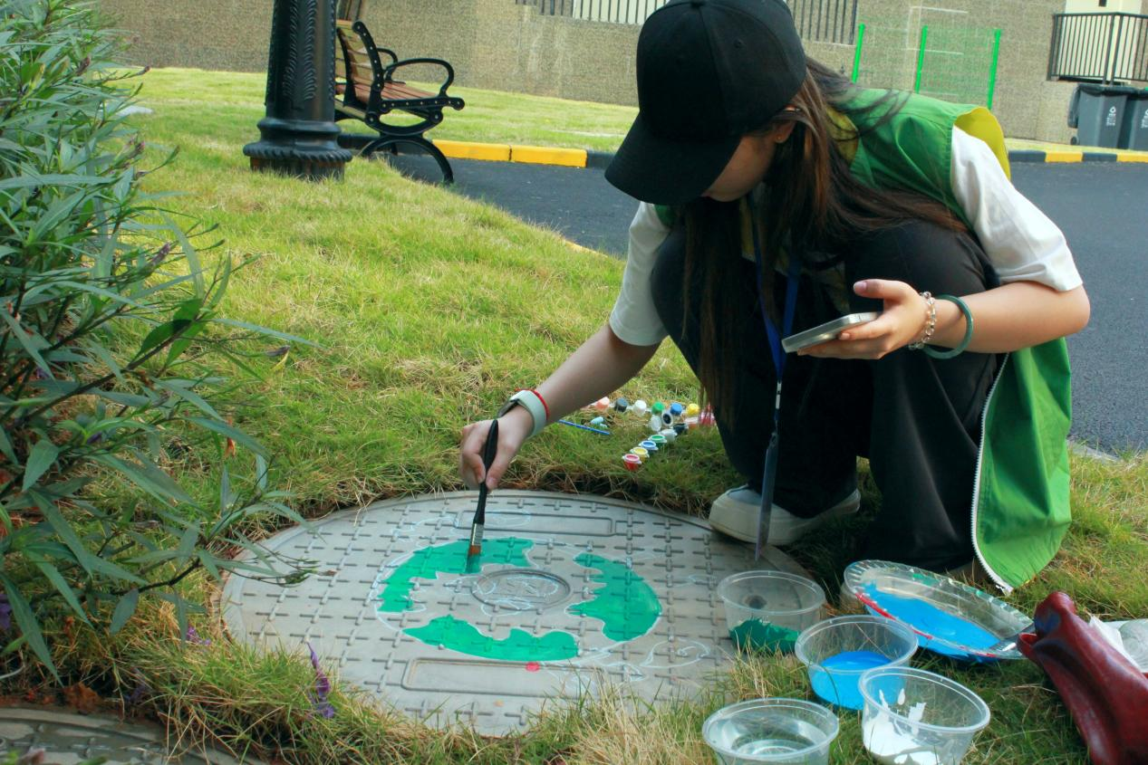 志愿者绘画井盖2