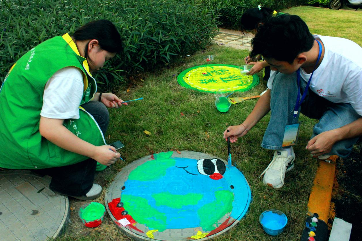 志愿者绘画井盖1