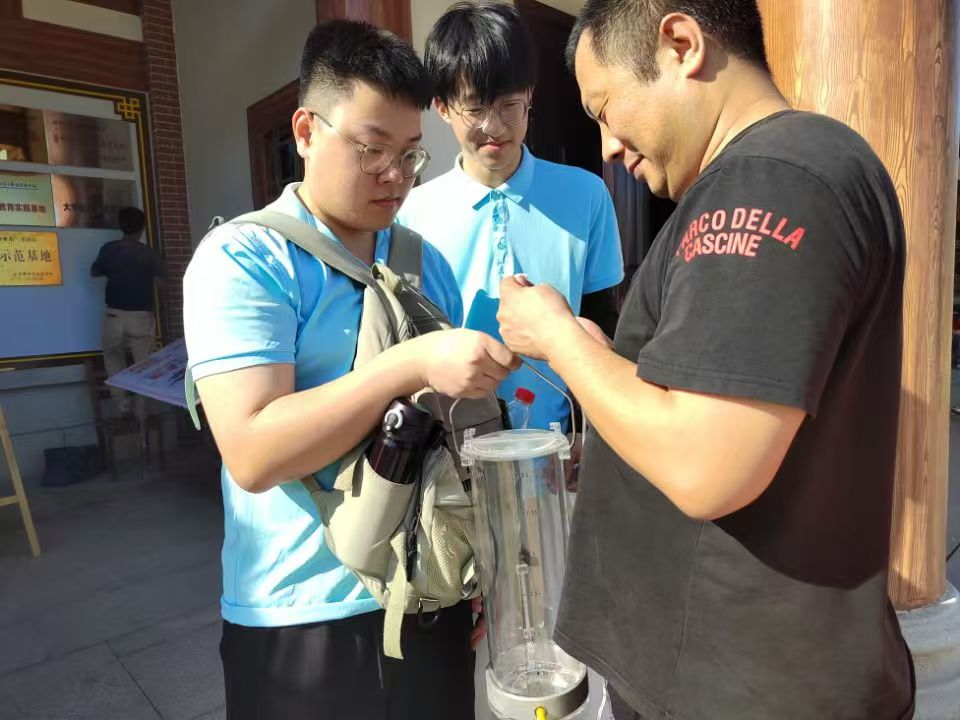 图为师生外出实地考察。