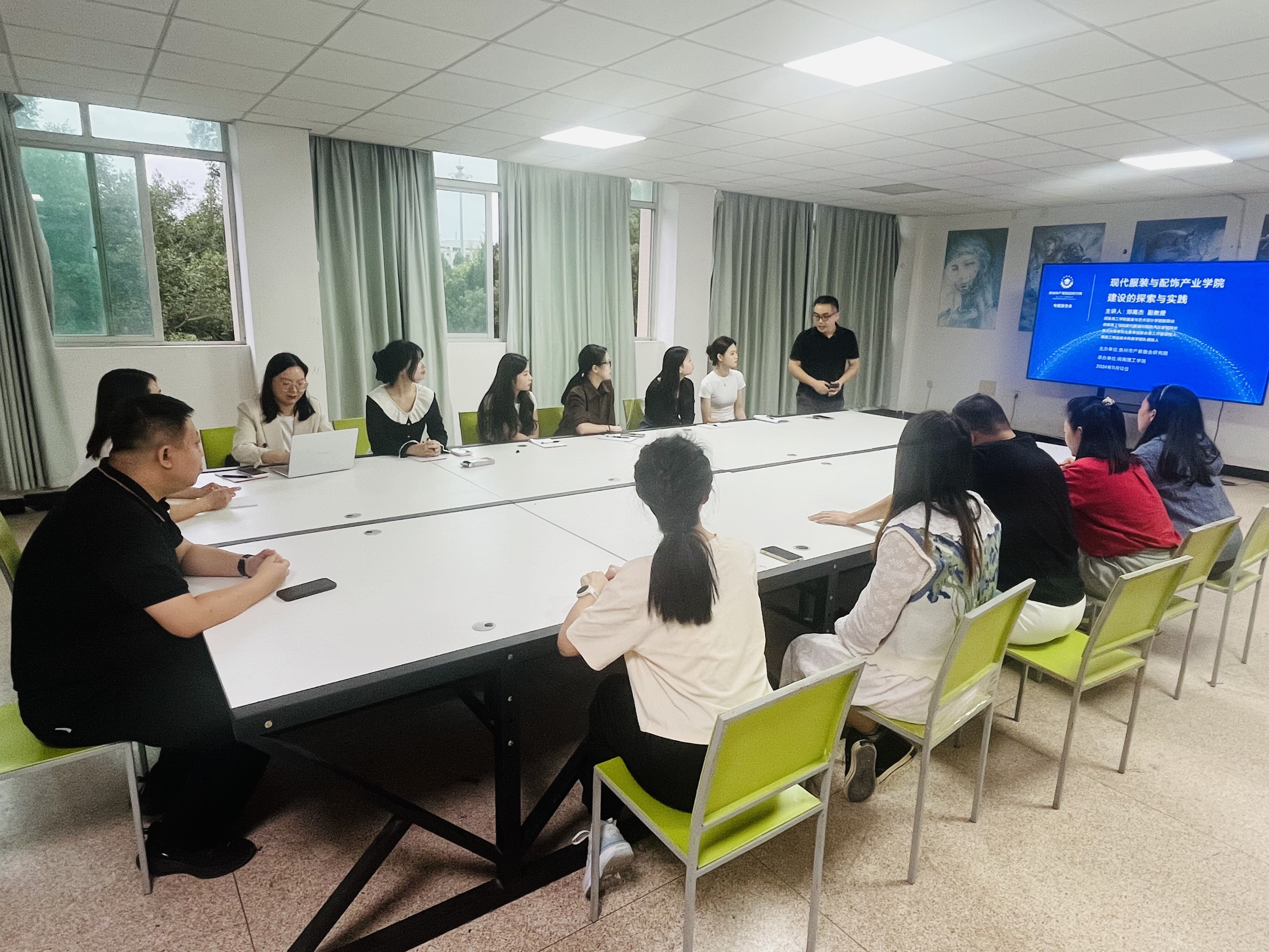 图二 《现代服装与配饰产业学院建设的探索与实践》的主题报告