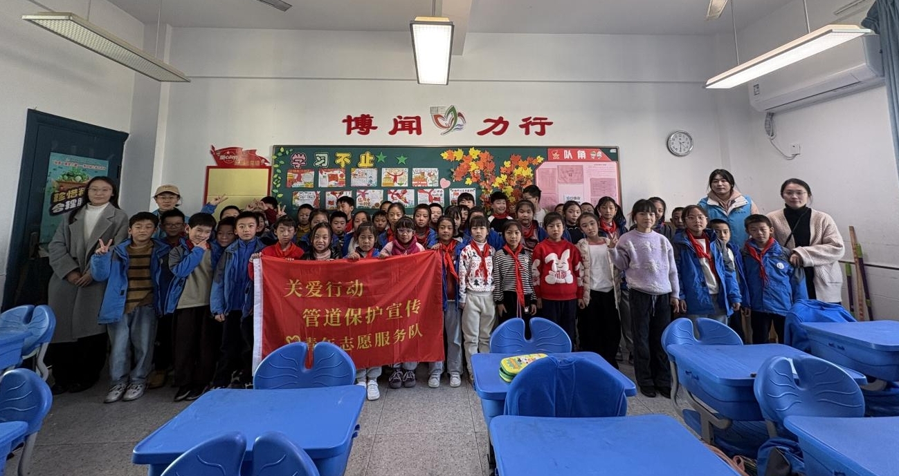 成员们与三6班同学们集体照