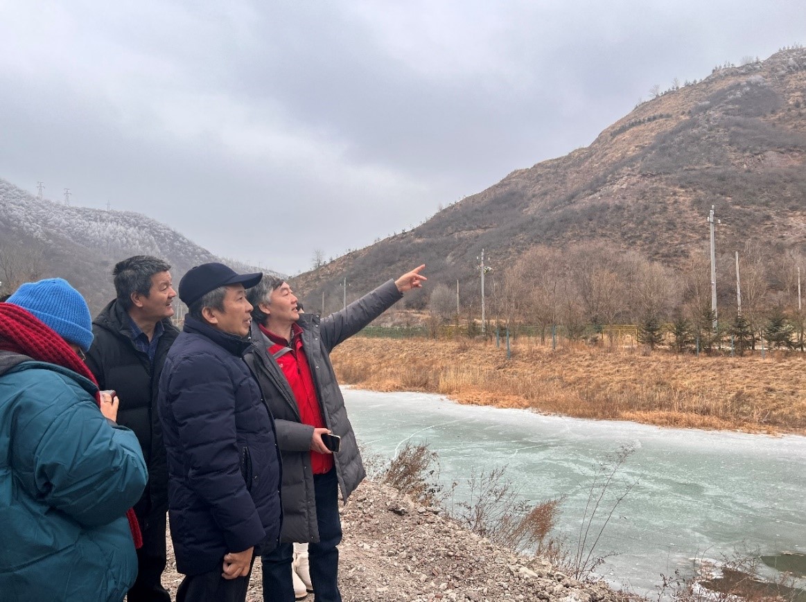 调研团队在六盘山自然保护区三关口调研生态修复现场