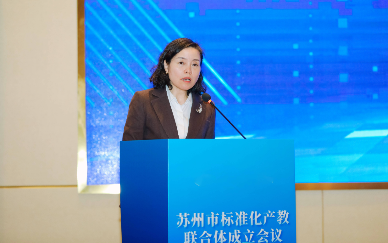 支部党员温贻芳发言