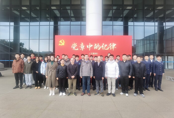 图1 参观学习师生党员合影